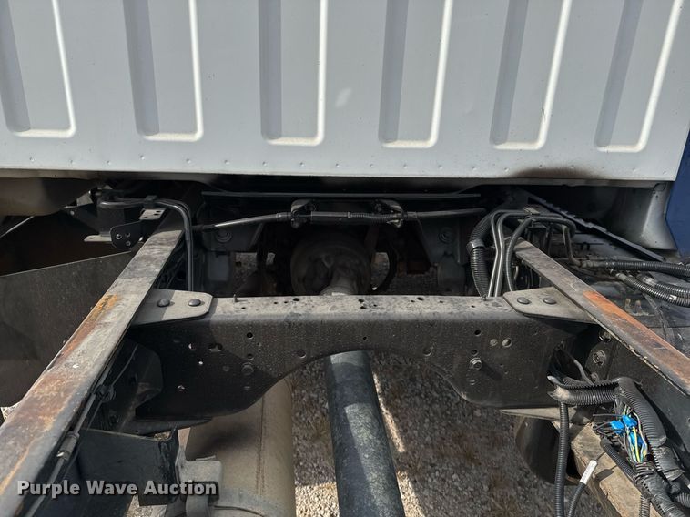 image for item EG7900 2004 Chevrolet C6500 truck cab and chassis