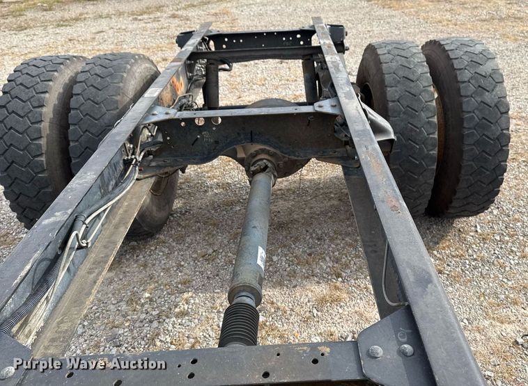 image for item EG7900 2004 Chevrolet C6500 truck cab and chassis