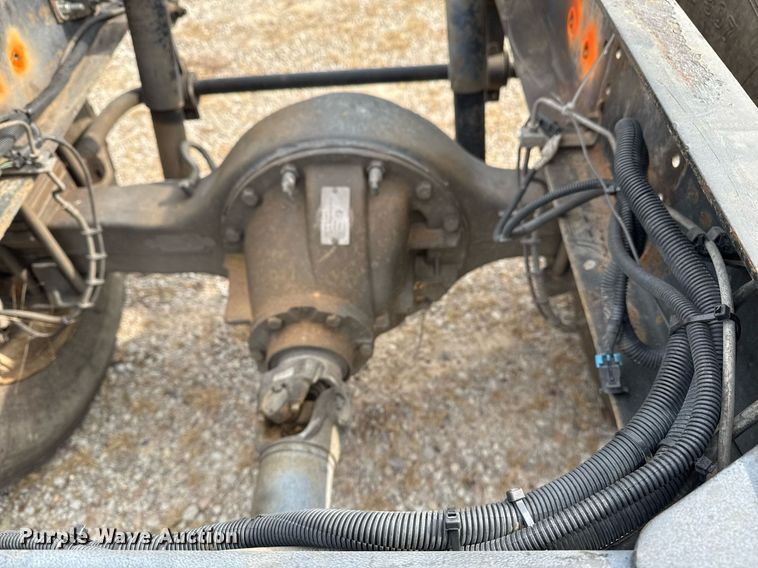 image for item EG7900 2004 Chevrolet C6500 truck cab and chassis