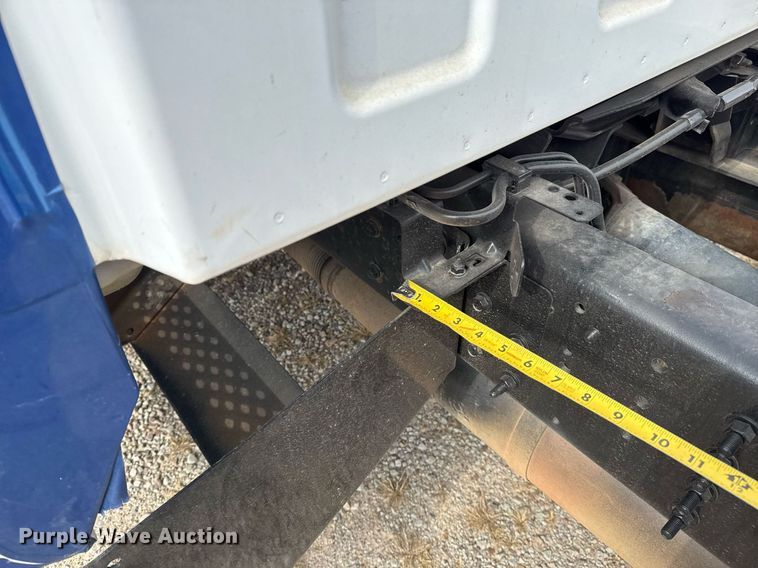 image for item EG7900 2004 Chevrolet C6500 truck cab and chassis