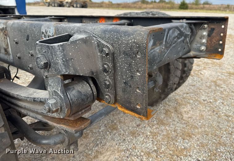 image for item EG7900 2004 Chevrolet C6500 truck cab and chassis