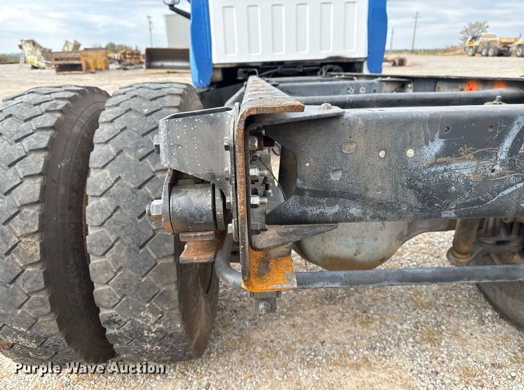 image for item EG7900 2004 Chevrolet C6500 truck cab and chassis