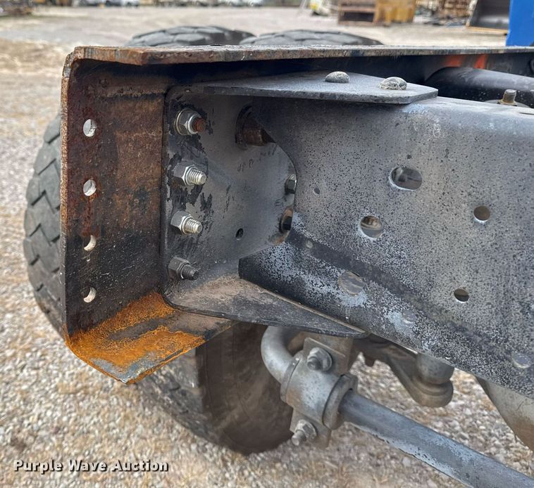 image for item EG7900 2004 Chevrolet C6500 truck cab and chassis