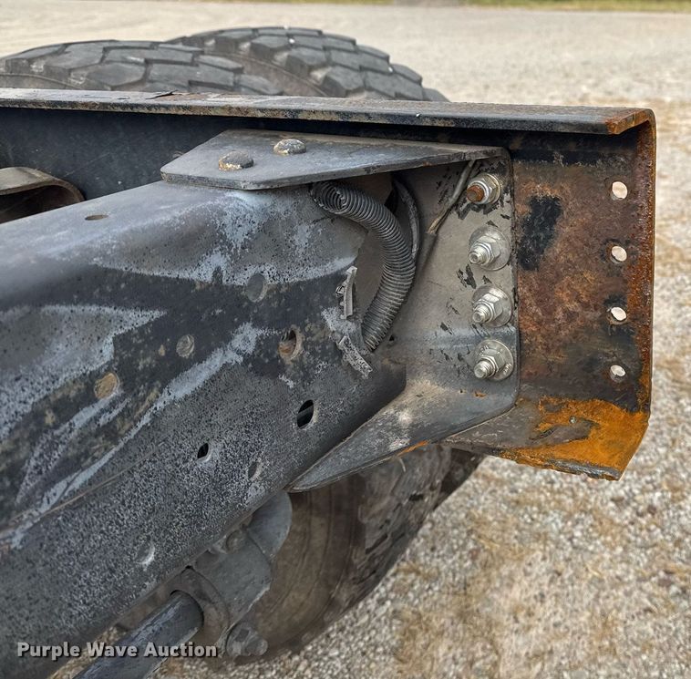 image for item EG7900 2004 Chevrolet C6500 truck cab and chassis