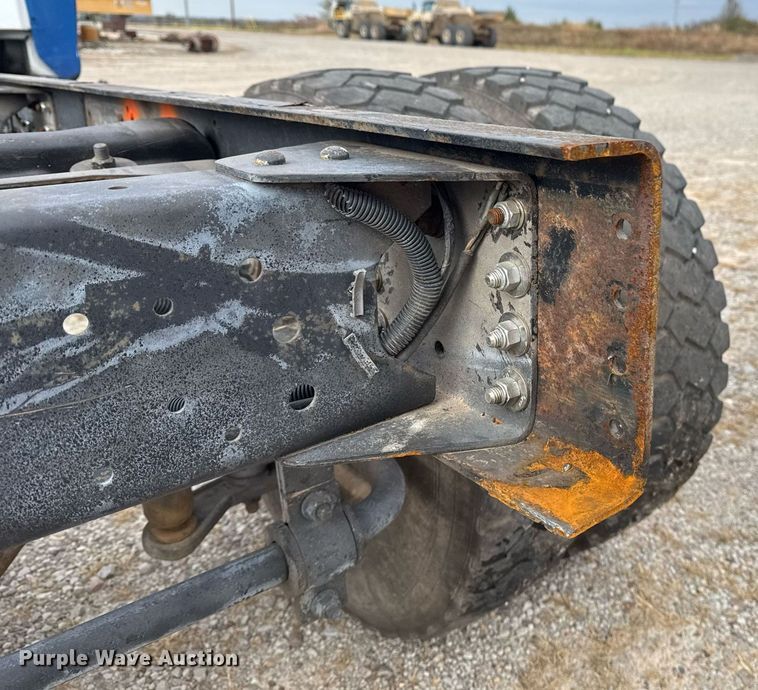 image for item EG7900 2004 Chevrolet C6500 truck cab and chassis