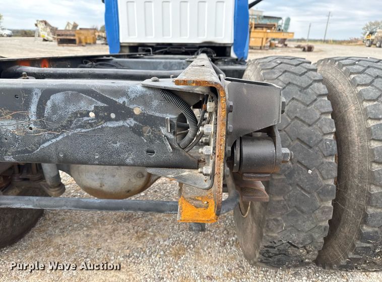 image for item EG7900 2004 Chevrolet C6500 truck cab and chassis