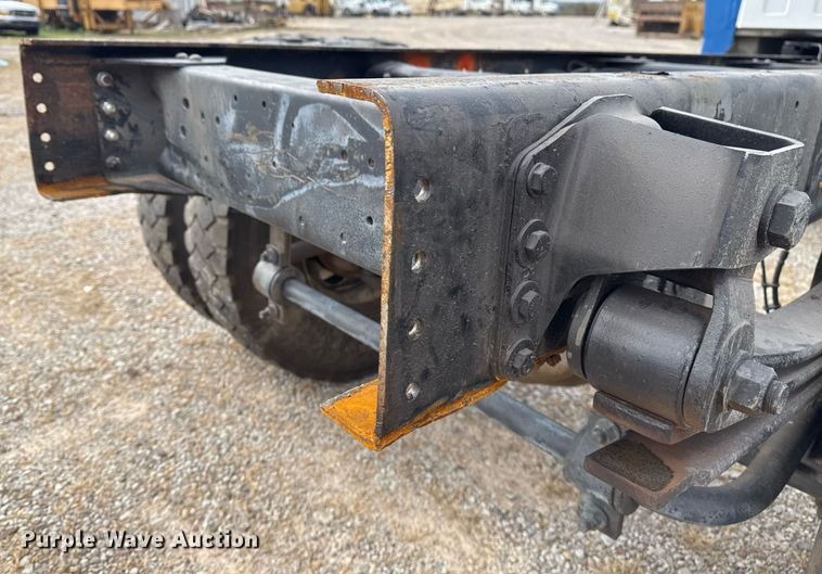 image for item EG7900 2004 Chevrolet C6500 truck cab and chassis