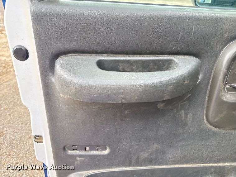 image for item EG7900 2004 Chevrolet C6500 truck cab and chassis