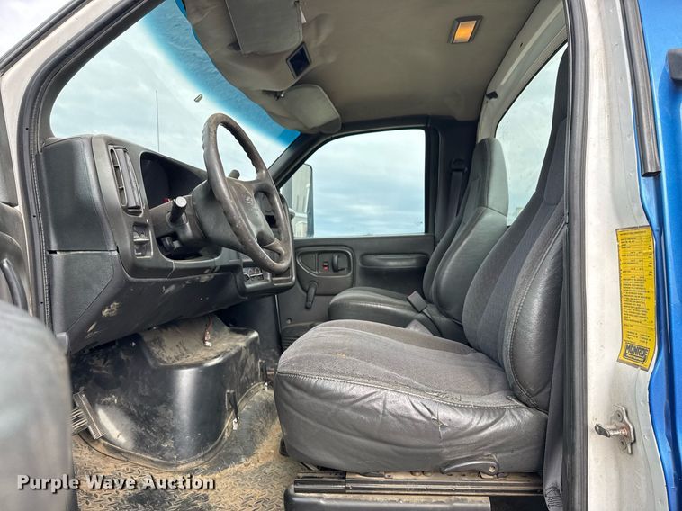 image for item EG7900 2004 Chevrolet C6500 truck cab and chassis