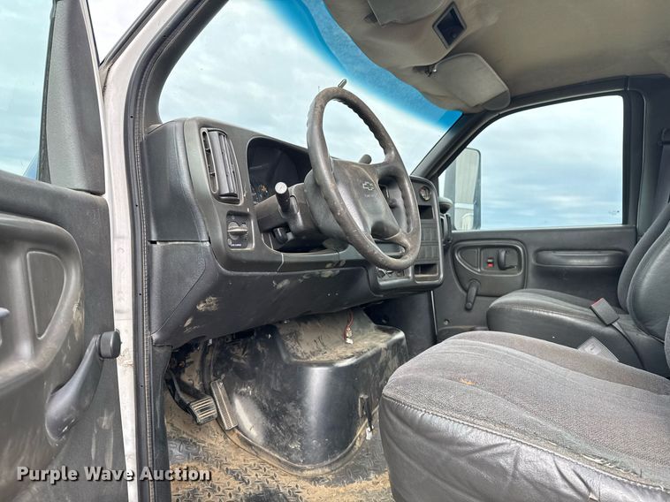 image for item EG7900 2004 Chevrolet C6500 truck cab and chassis