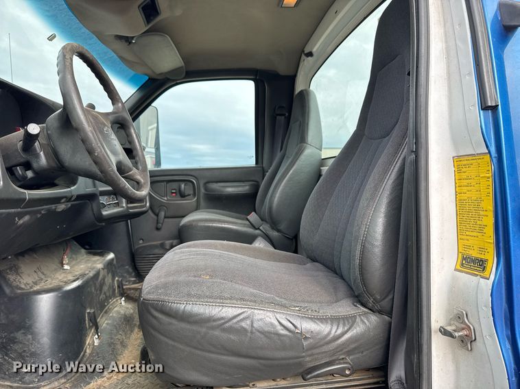 image for item EG7900 2004 Chevrolet C6500 truck cab and chassis