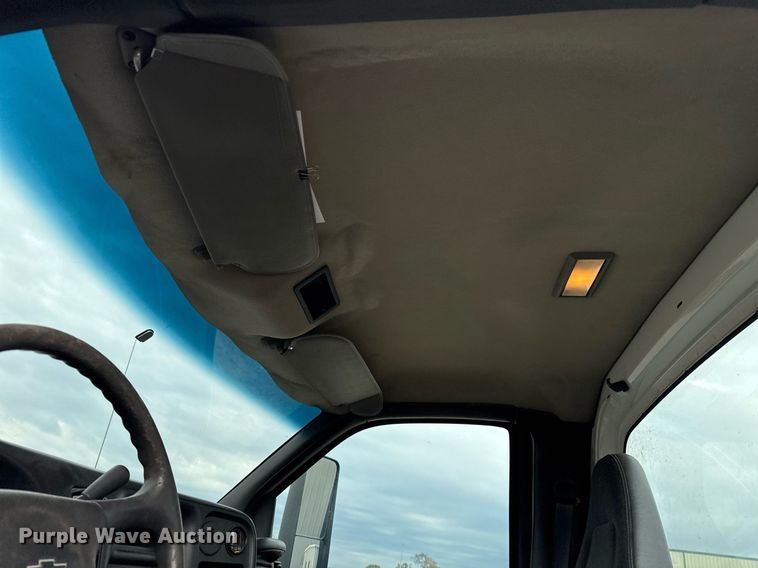 image for item EG7900 2004 Chevrolet C6500 truck cab and chassis