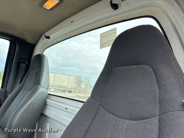 image for item EG7900 2004 Chevrolet C6500 truck cab and chassis