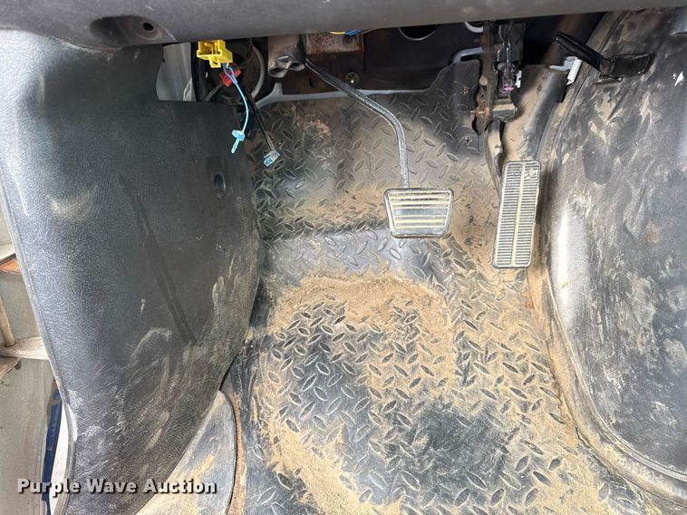 image for item EG7900 2004 Chevrolet C6500 truck cab and chassis