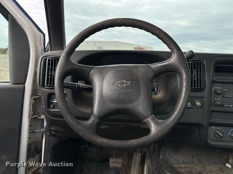 image for item EG7900 2004 Chevrolet C6500 truck cab and chassis