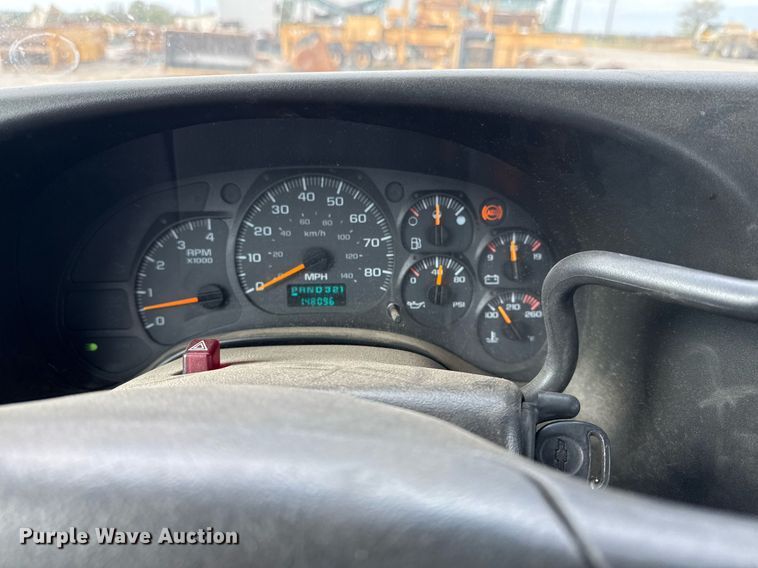 image for item EG7900 2004 Chevrolet C6500 truck cab and chassis