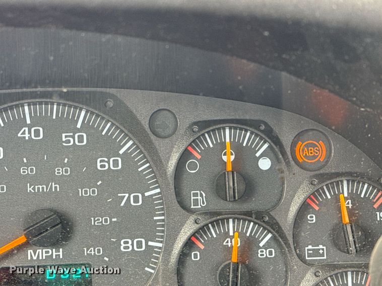 image for item EG7900 2004 Chevrolet C6500 truck cab and chassis