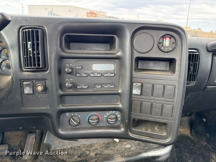 image for item EG7900 2004 Chevrolet C6500 truck cab and chassis