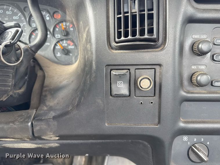 image for item EG7900 2004 Chevrolet C6500 truck cab and chassis