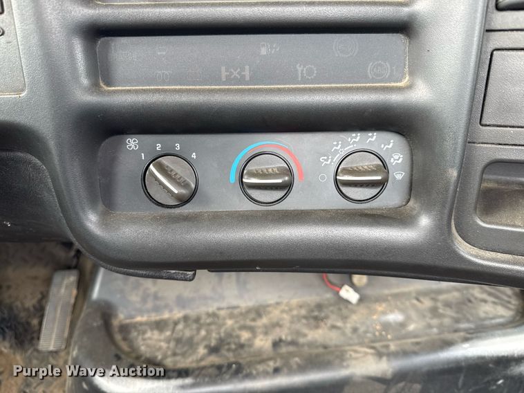 image for item EG7900 2004 Chevrolet C6500 truck cab and chassis