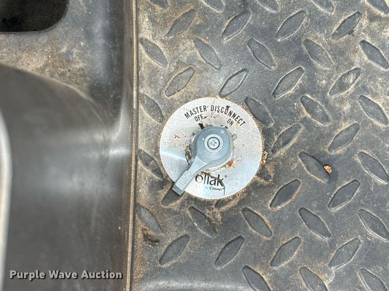 image for item EG7900 2004 Chevrolet C6500 truck cab and chassis