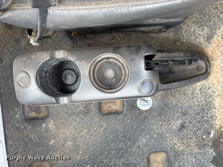 image for item EG7900 2004 Chevrolet C6500 truck cab and chassis