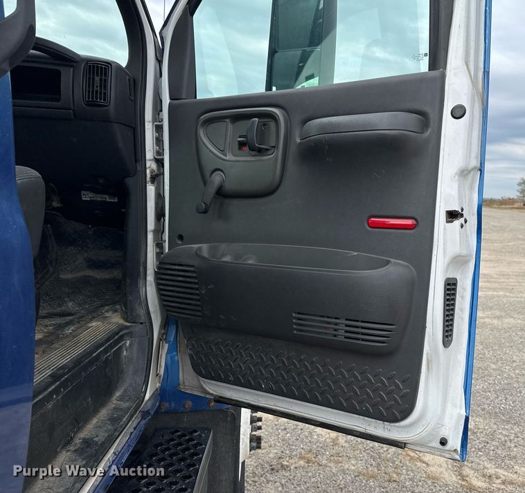 image for item EG7900 2004 Chevrolet C6500 truck cab and chassis