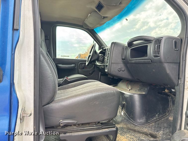 image for item EG7900 2004 Chevrolet C6500 truck cab and chassis