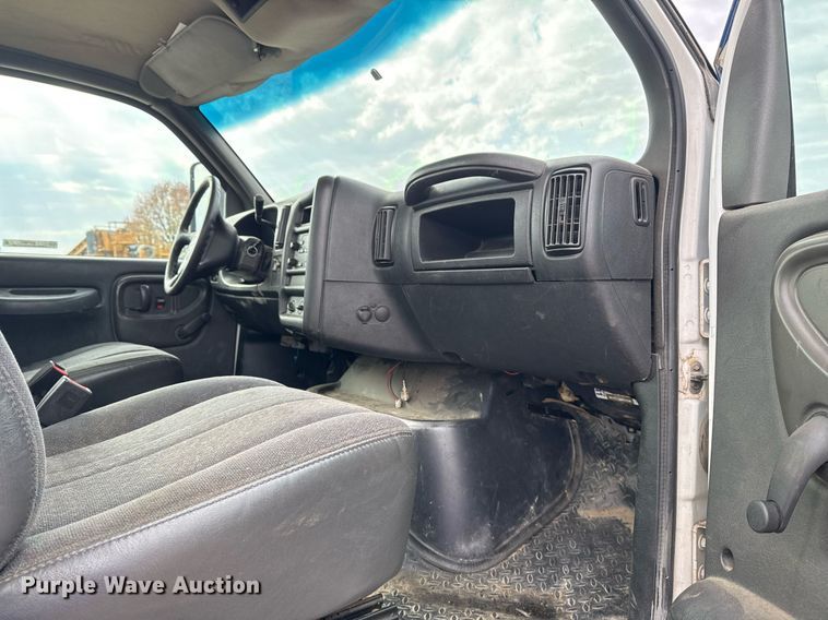 image for item EG7900 2004 Chevrolet C6500 truck cab and chassis