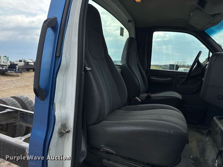 image for item EG7900 2004 Chevrolet C6500 truck cab and chassis