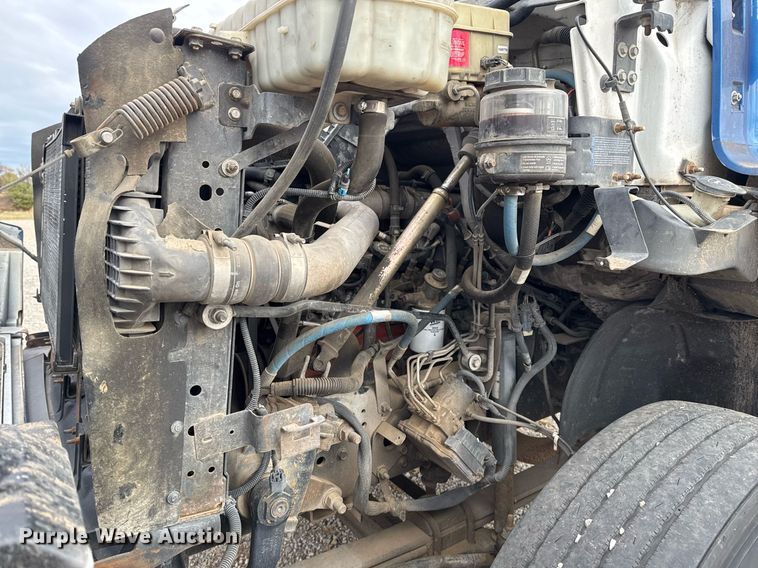 image for item EG7900 2004 Chevrolet C6500 truck cab and chassis