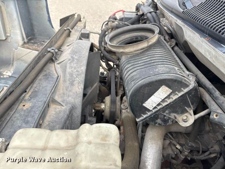 image for item EG7900 2004 Chevrolet C6500 truck cab and chassis