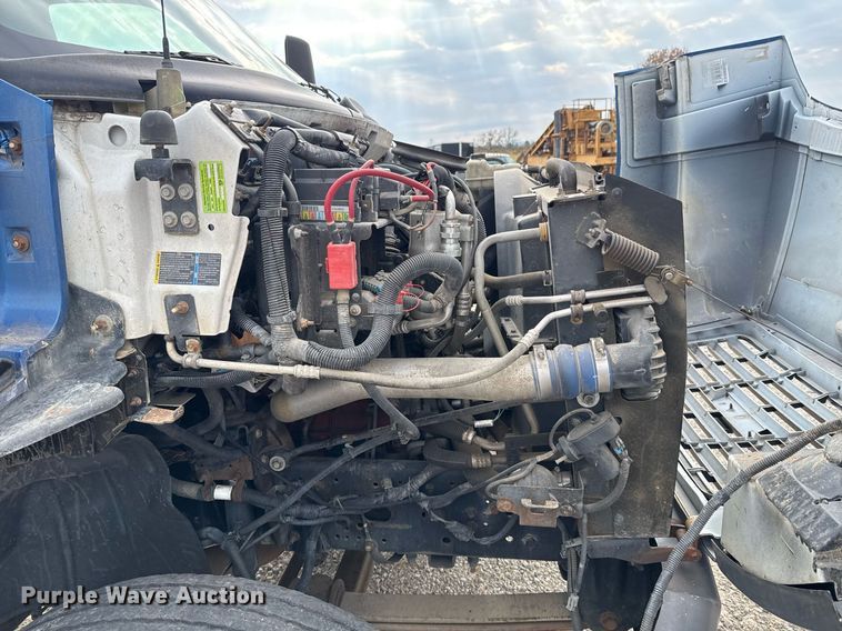 image for item EG7900 2004 Chevrolet C6500 truck cab and chassis