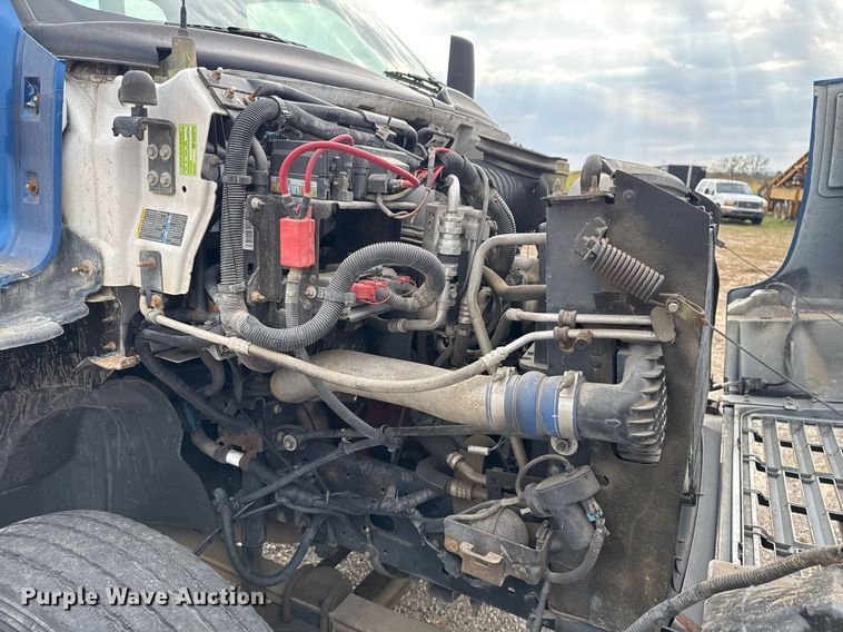 image for item EG7900 2004 Chevrolet C6500 truck cab and chassis