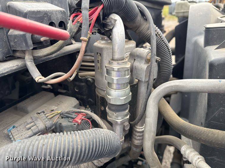 image for item EG7900 2004 Chevrolet C6500 truck cab and chassis