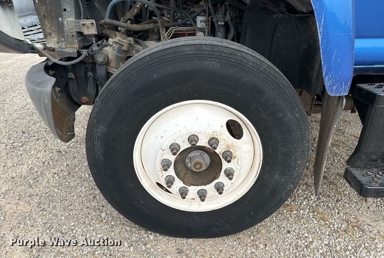 image for item EG7900 2004 Chevrolet C6500 truck cab and chassis