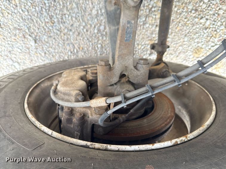 image for item EG7900 2004 Chevrolet C6500 truck cab and chassis