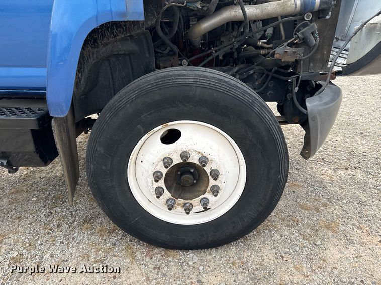 image for item EG7900 2004 Chevrolet C6500 truck cab and chassis