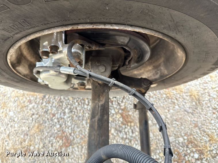 image for item EG7900 2004 Chevrolet C6500 truck cab and chassis