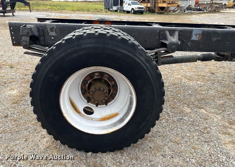 image for item EG7900 2004 Chevrolet C6500 truck cab and chassis