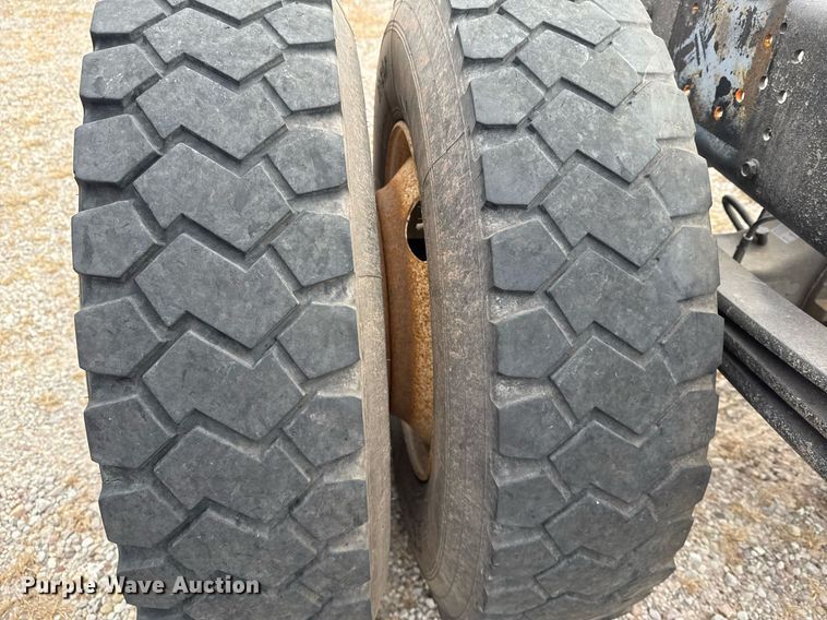 image for item EG7900 2004 Chevrolet C6500 truck cab and chassis