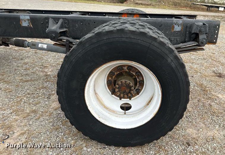 image for item EG7900 2004 Chevrolet C6500 truck cab and chassis