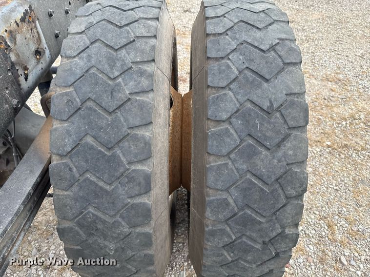 image for item EG7900 2004 Chevrolet C6500 truck cab and chassis