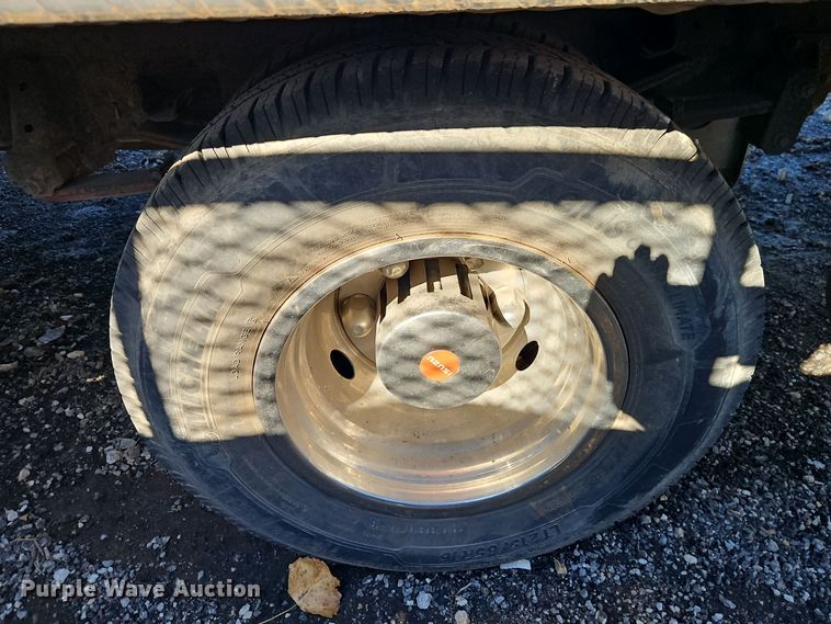 image for item EI8533 2007 Isuzu  NPR flatbed truck