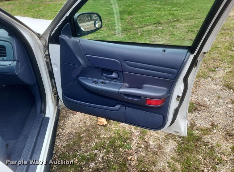 image for item EJ8105 2002 Ford Crown Victoria Police Interceptor 