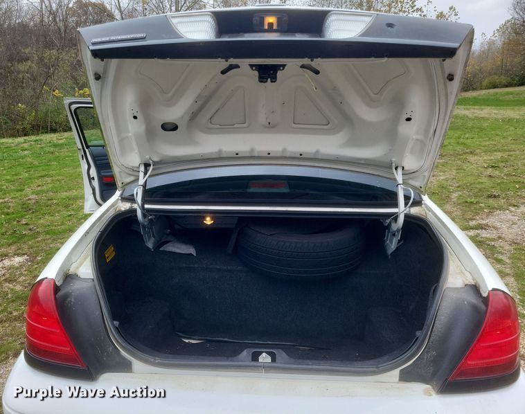 image for item EJ8105 2002 Ford Crown Victoria Police Interceptor 