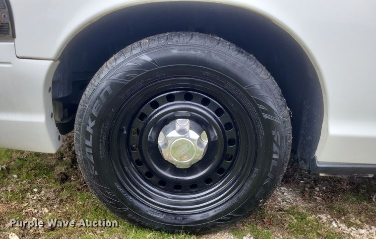 image for item EJ8105 2002 Ford Crown Victoria Police Interceptor 