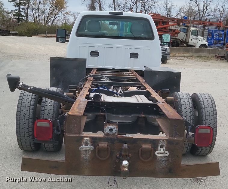 image for item EJ8108 2015 Ford F550 Super Duty XL truck cab and chassis