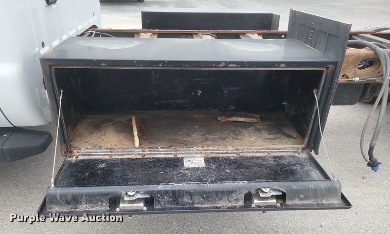 image for item EJ8108 2015 Ford F550 Super Duty XL truck cab and chassis