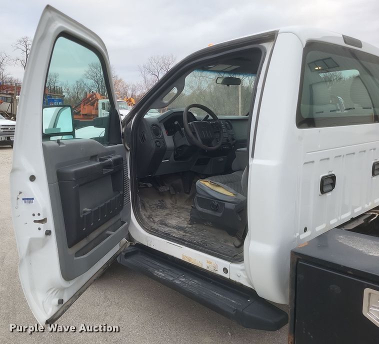 image for item EJ8108 2015 Ford F550 Super Duty XL truck cab and chassis